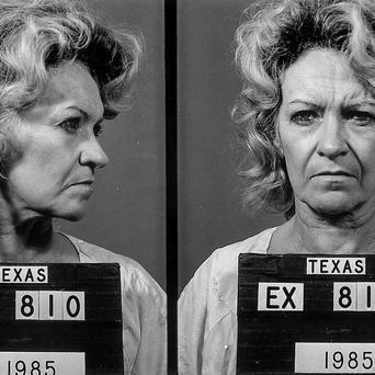 Policejní fotografie (mugshot) usvědčené vražedkyně Betty Lou Beets, pořízená v Texasu v roce 1985.