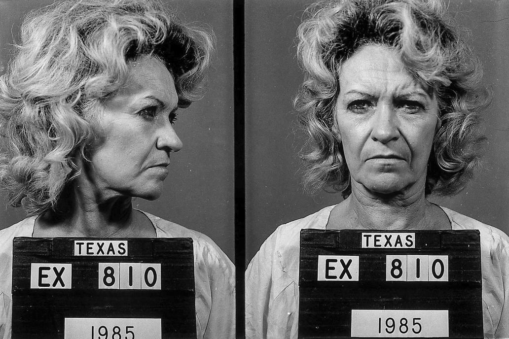 Policejní fotografie (mugshot) usvědčené vražedkyně Betty Lou Beets, pořízená v Texasu v roce 1985.