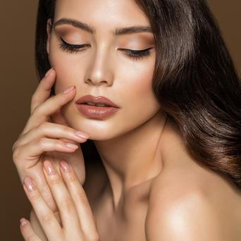 Žena s bronzovým líčením