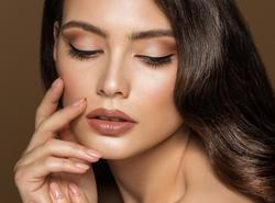 Žena s bronzovým líčením