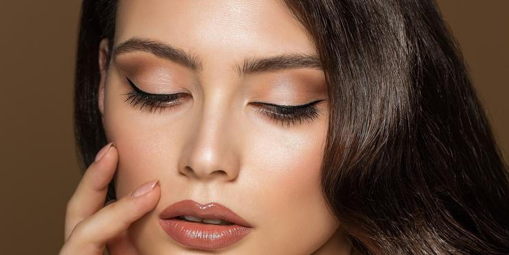 Žena s bronzovým líčením