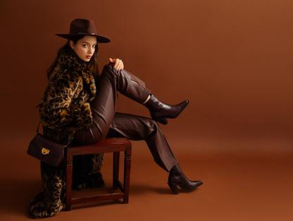 Žena v čokoládově hnědé