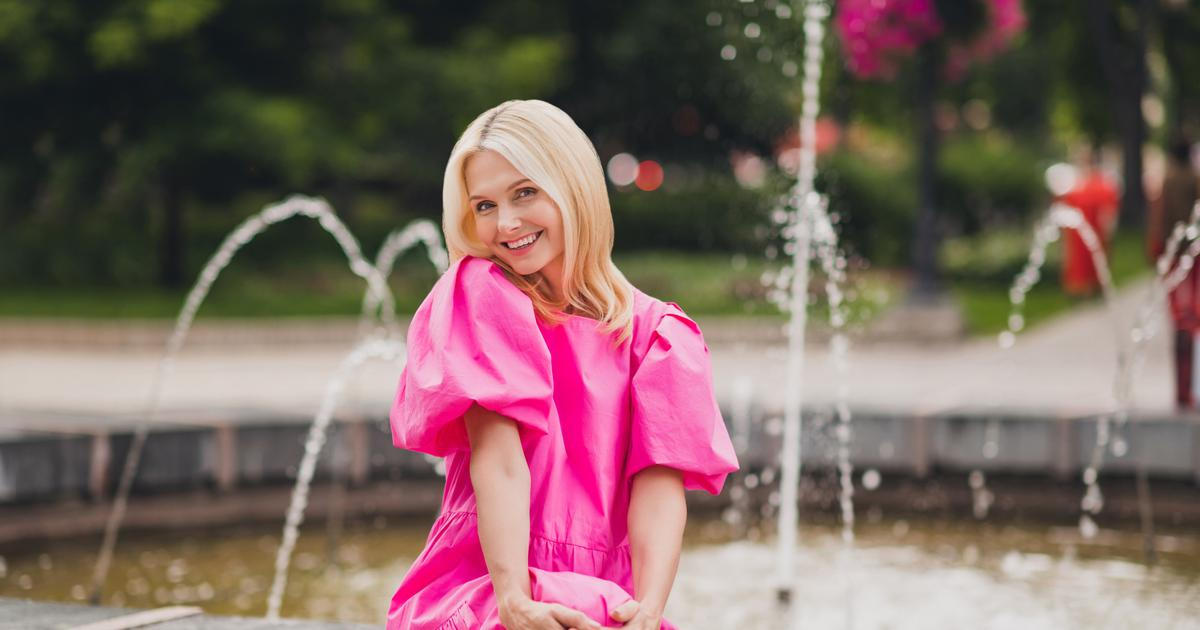 Žena ve zralém věku v růžových šatech