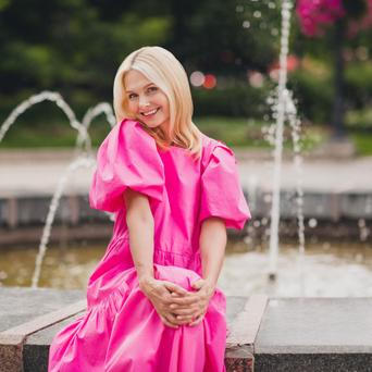 Žena ve zralém věku v růžových šatech