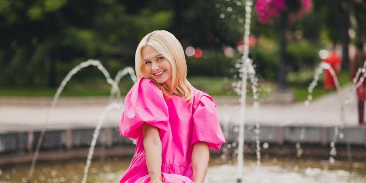 Žena ve zralém věku v růžových šatech