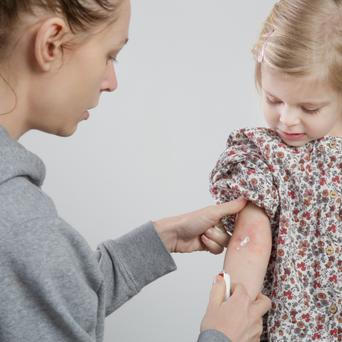 Maminka a dítě s atopickým ekzémem