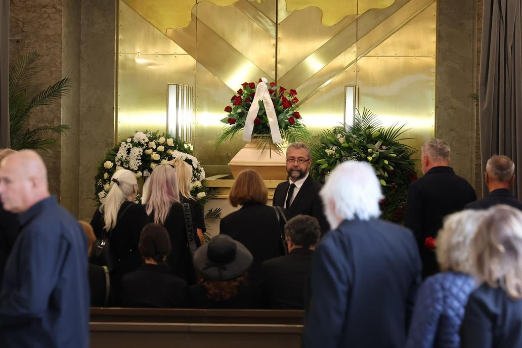 Pohřeb Petra Obdržálka, manžela Saskie Burešové v malé síni Strašnického krematoria v Praze. Pohřeb Petra Obdržálka, manžela Saskie Burešové v malé síni Strašnického krematoria v Praze.