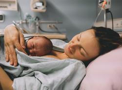 Matka a novorozené dítě