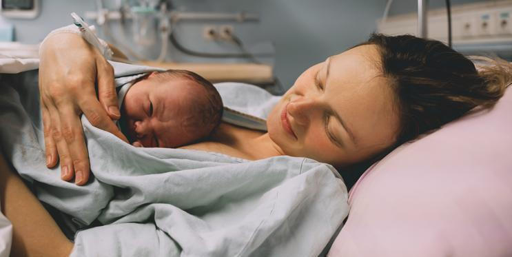 Matka a novorozené dítě