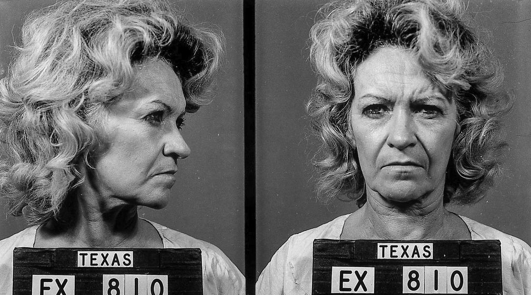 Policejní fotografie (mugshot) usvědčené vražedkyně Betty Lou Beets, pořízená v Texasu v roce 1985.