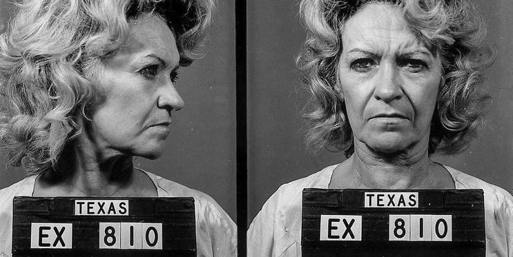 Policejní fotografie (mugshot) usvědčené vražedkyně Betty Lou Beets, pořízená v Texasu v roce 1985.
