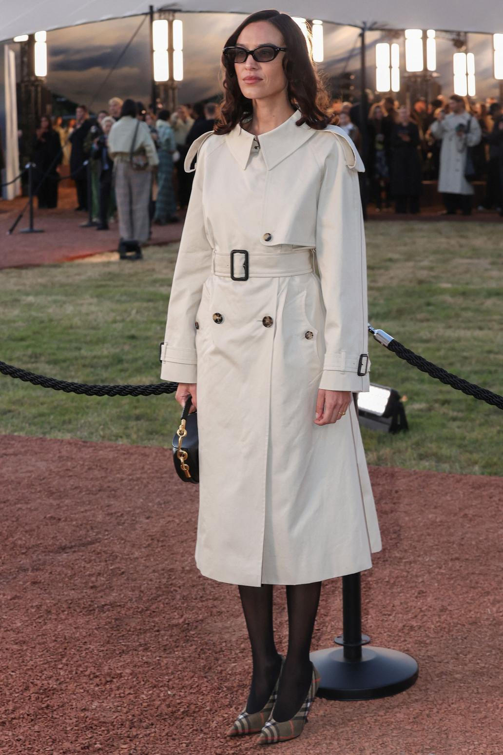 Britská modelka se objevila na přehlídce Burberry – jak jinak – v jejich ikonickém trenčkotu. Alexa Chung