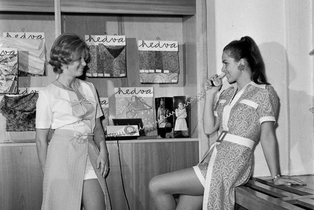 Předvádění oblečení ze tkaniny n. p. SLOTERA, 70. léta