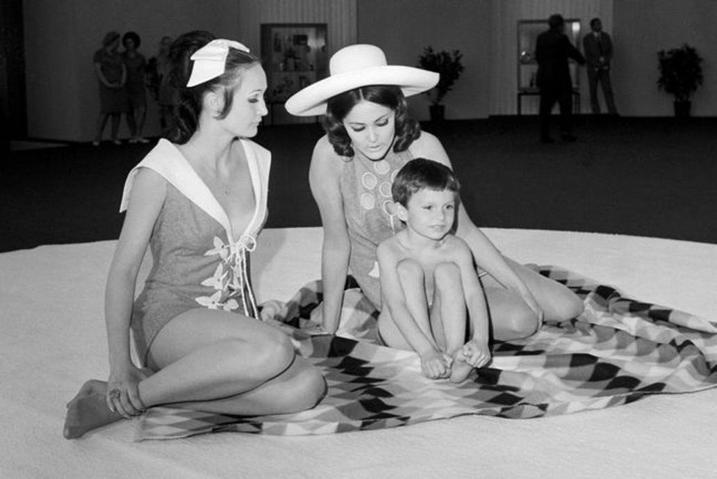 Modelky předvádějící módu v pražském PKOJF, kde v roce 1969 probíhala obchodní výstava CTX 70.