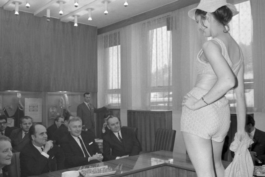 Modelky předvádějící módu n.p. Jitex v Písku před politickou delegací Federálního shromáždění v prosinci roku 1969