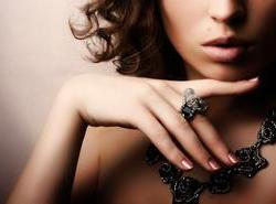 Žena se šperky a elegantní manikúrou