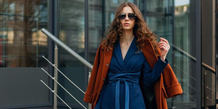 Žena v barevném kabátě