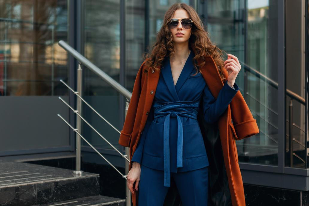 Žena v barevném kabátě