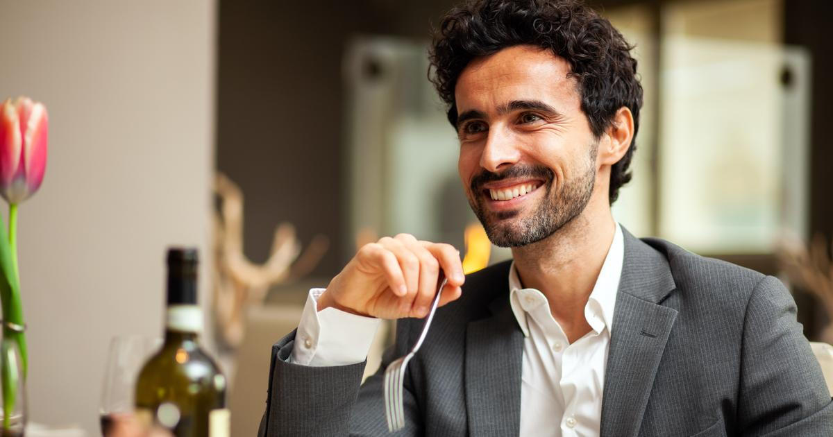 Muž u večeře v restauraci