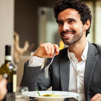 Muž u večeře v restauraci