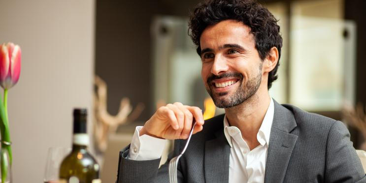 Muž u večeře v restauraci