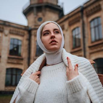 Žena v bílé vlněné kukle