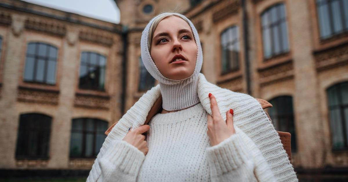 Žena v bílé vlněné kukle