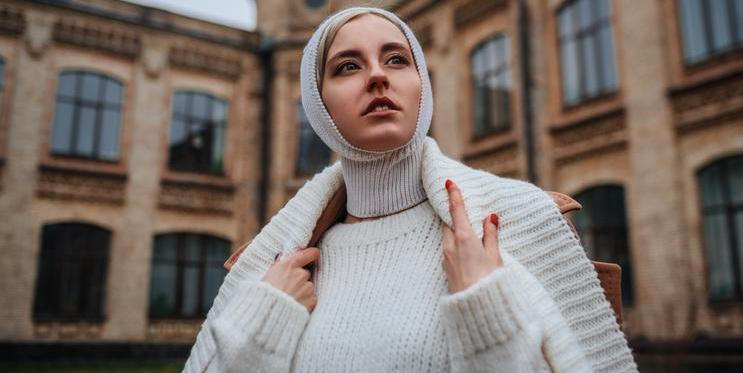 Žena v bílé vlněné kukle