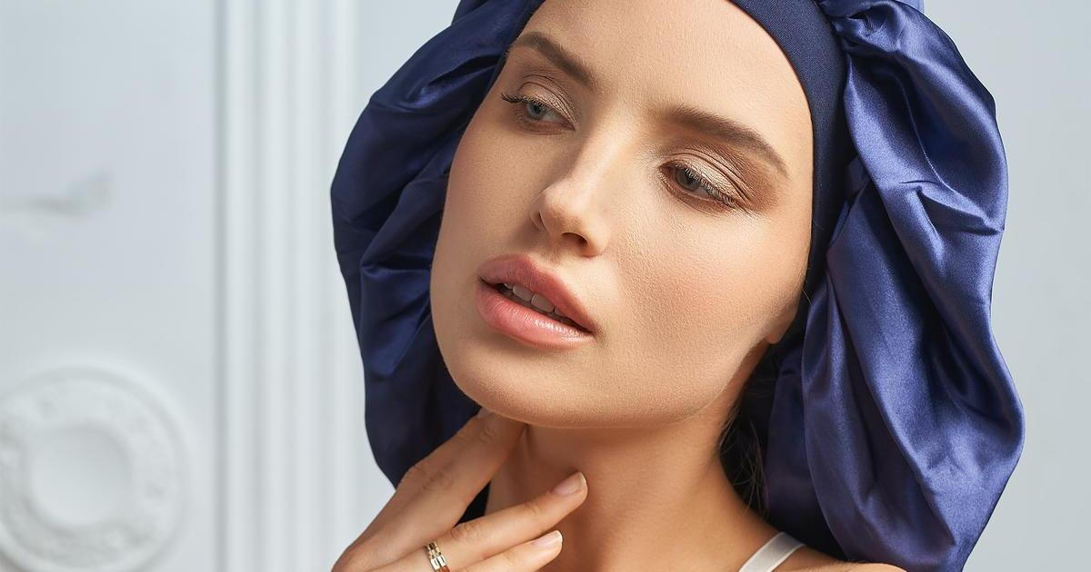 Žena v saténovém čepci na spaní