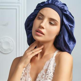 Žena v saténovém čepci na spaní