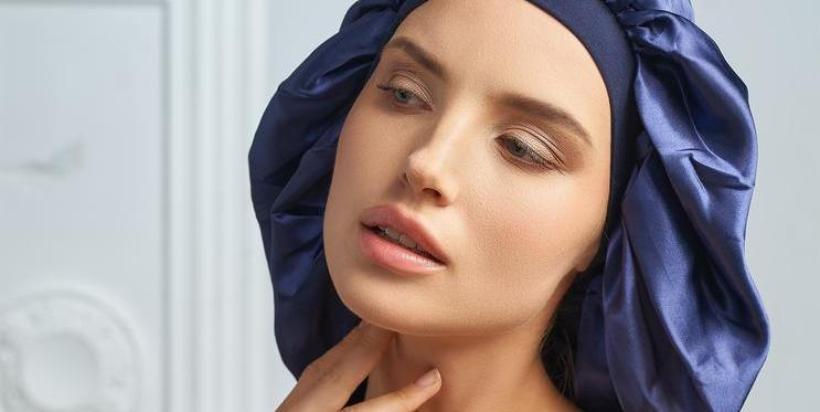 Žena v saténovém čepci na spaní
