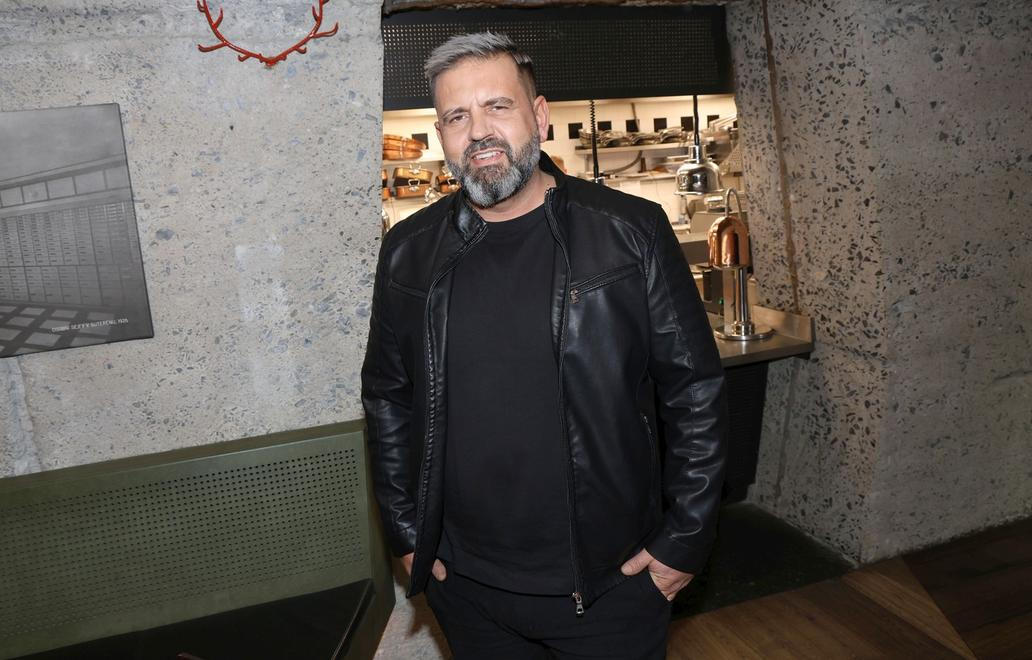 Radek Kašpárek v restauraci Červený jelen, KŘEST KNIHY KUCHAŘKA KOŘENĚNÁ ŽIVOTEM Radek Kašpárek v restauraci Červený jelen, KŘEST KNIHY KUCHAŘKA KOŘENĚNÁ ŽIVOTEM