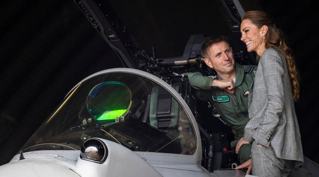 Princezna Kate v kokpitu za kniplem stíhačky Typhoon