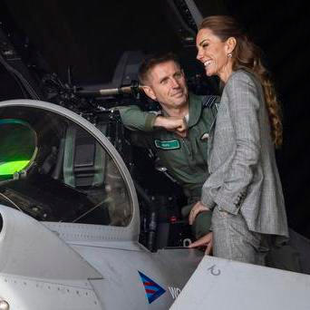Princezna Kate v kokpitu za kniplem stíhačky Typhoon