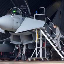 Princezna Kate v kokpitu za kniplem stíhačky Typhoon