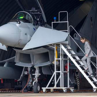 Princezna Kate v kokpitu za kniplem stíhačky Typhoon