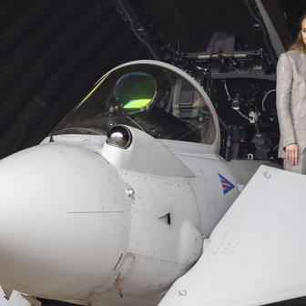 Princezna Kate v kokpitu za kniplem stíhačky Typhoon