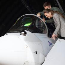 Princezna Kate v kokpitu za kniplem stíhačky Typhoon