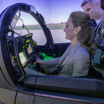 Princezna Kate v kokpitu za kniplem stíhačky Typhoon