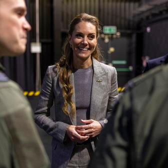 Princezna Kate v kokpitu za kniplem stíhačky Typhoon