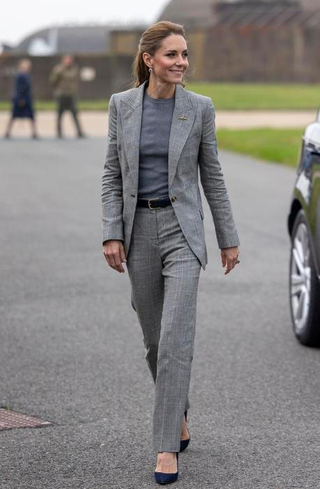 Princezna Kate v kokpitu za kniplem stíhačky Typhoon