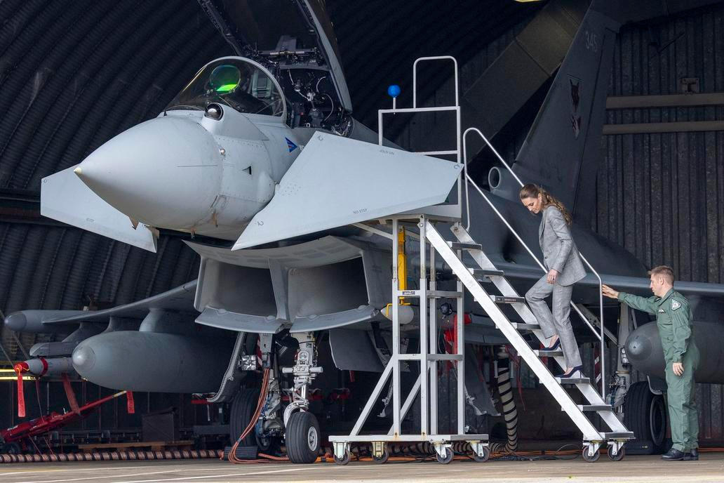 Princezna Kate v kokpitu za kniplem stíhačky Typhoon