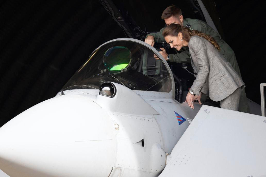Princezna Kate v kokpitu za kniplem stíhačky Typhoon