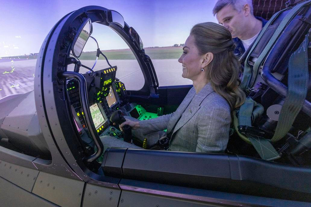 Princezna Kate v kokpitu za kniplem stíhačky Typhoon