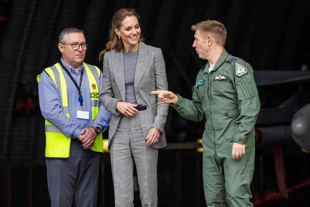 Princezna Kate v kokpitu za kniplem stíhačky Typhoon