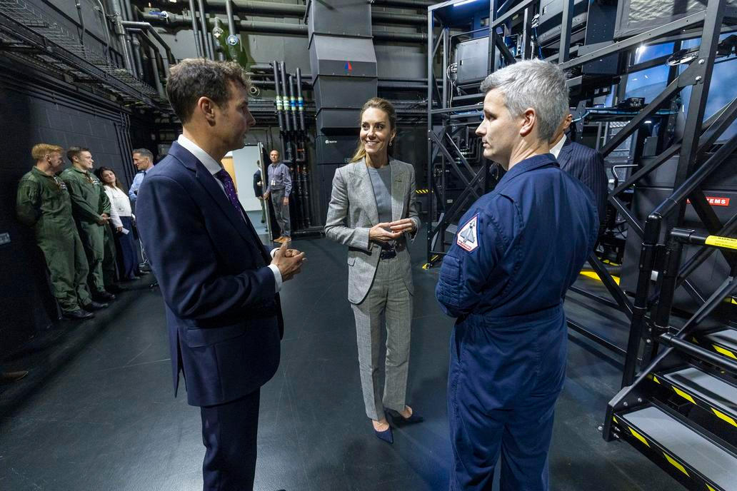 Princezna Kate v kokpitu za kniplem stíhačky Typhoon
