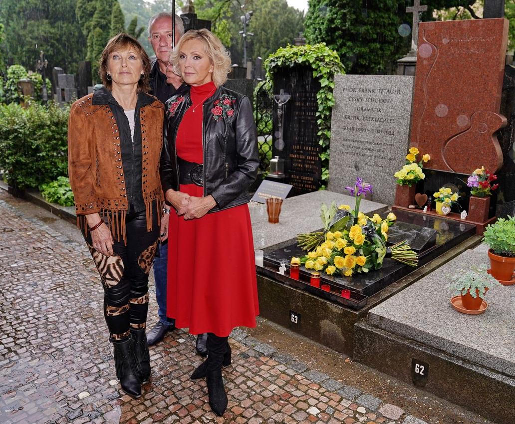 Olga Matušková a Helena Vondráčková. Tisková konference ke vzpomínkovým akcím plánovaným k desátému výročí úmrtí Waldemara Matušky se konala 20. 5. 2019 v pražském Cafe Citadela. Olga Matušková a Helena Vondráčková. Tisková konference ke vzpomínkovým akcím plánovaným k desátému výročí úmrtí Waldemara Matušky se konala 20. 5. 2019 v pražském Cafe Citadela.