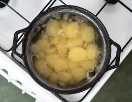 Využití vody z vařených brambor