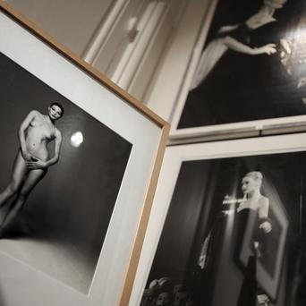 Fotografie Carly Bruni-Sarkozy (vlevo) od francouzského fotografa Michela Comta z doby, kdy byla supermodelkou