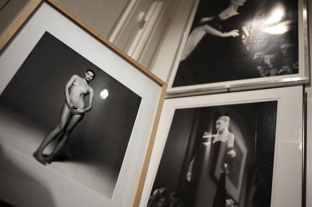 Fotografie Carly Bruni-Sarkozy (vlevo) od francouzského fotografa Michela Comta z doby, kdy byla supermodelkou